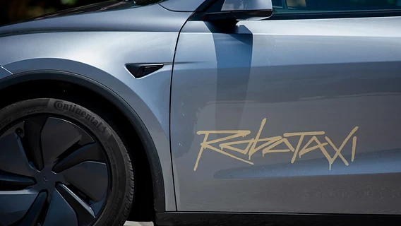 Робатаксі Tesla трапляюцца ў аварыі ў чатыры разы часцей за людзей