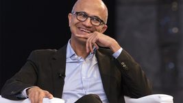 CEO Microsoft продал около половины своих акций