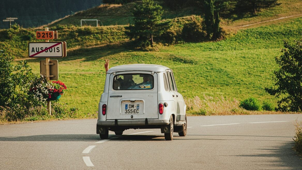 Многие ещё верят что обойдутся без AI (а компании не хотят за него платить). Какие модели популярны в работе — наш ресёрч