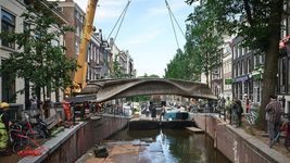 В Амстердаме открылся первый в мире стальной мост, напечатанный на 3D-принтере