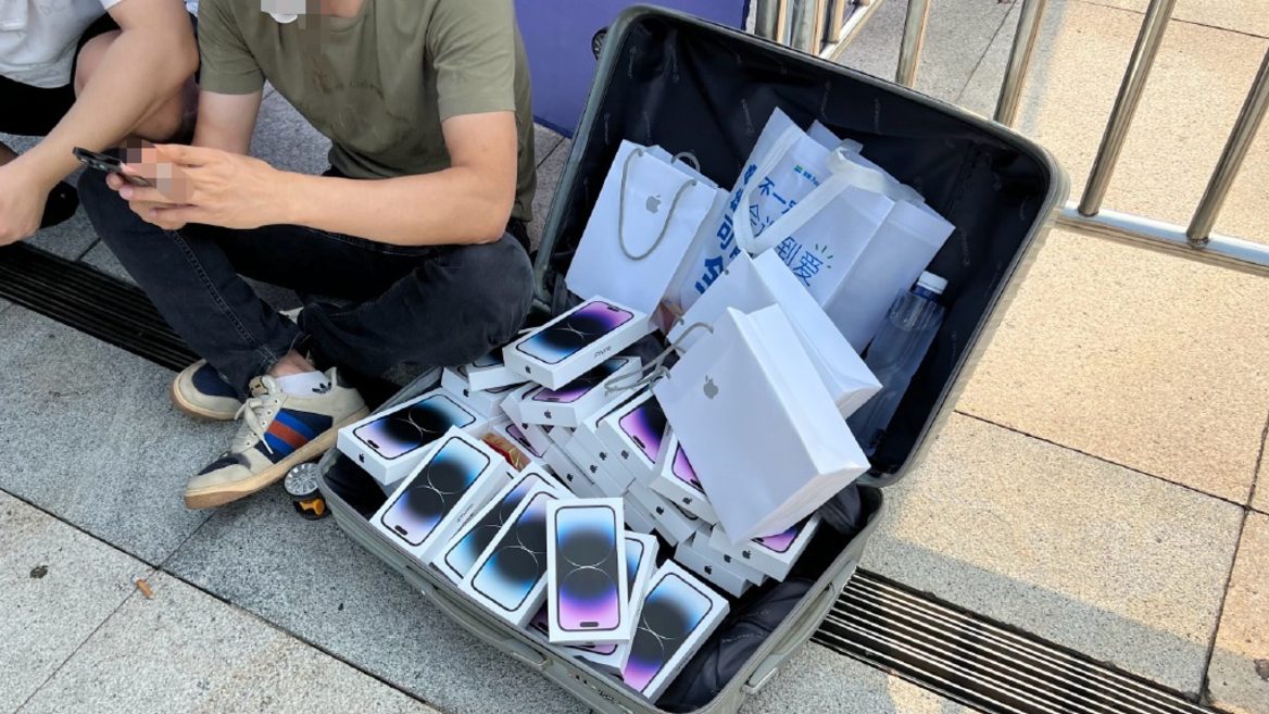 Последний айфон в Китае продают прямо из чемоданов на улицах с огромной наценкой