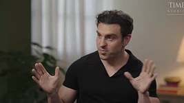 «Худшая форма связи»: глава Airbnb о том, почему общается с сотрудниками в мессенджерах, а не по емейлу