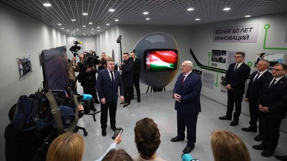 Лукашенко приехал открывать производство ИИ-телевизоров на «Горизонт». Ему показали доильный аппарат