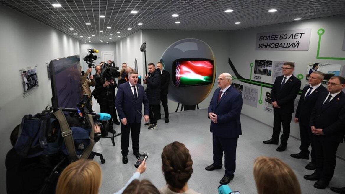 Лукашенко приехал открывать производство ИИ-телевизоров на «Горизонт». Ему показали доильный аппарат