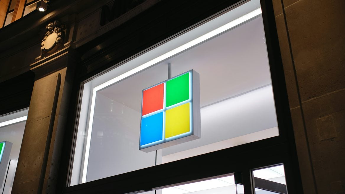 Microsoft во всю готовила макбуки офисы и огромные зарплаты чтобы встречать сотни уволившихся из OpenAI. Сотрудники негодуют ведь наём заморожен
