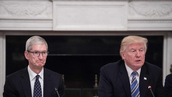 Трамп разозлился на Кука: Apple не хочет переносить производство в США