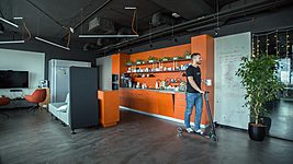 «Внизу есть кофейня, но ребята чаёвничают здесь». Фотоотчёт из кухонь ИТ-офисов
