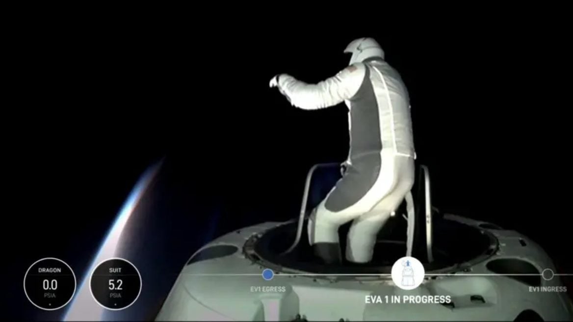 Впервые астронавты частной миссии вышли в открытый космос