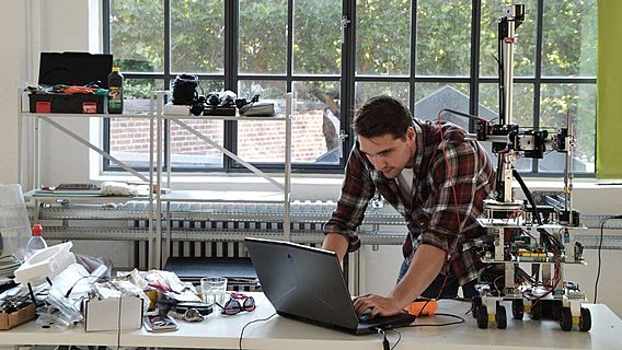 Датские инженеры разработали прототипы самоходных 3D-принтеров, которые будут сами чинить дороги и здания 