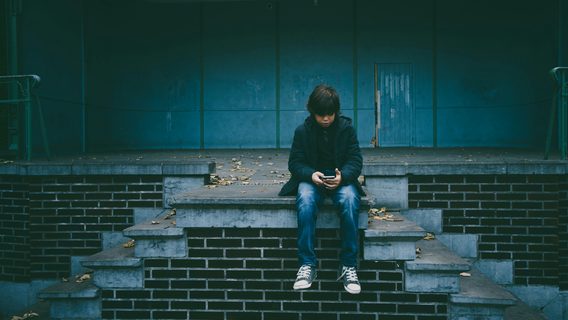 «Попытаются отобрать — приду с милицией». В школах забирают телефоны учеников на день — родители бунтуют 