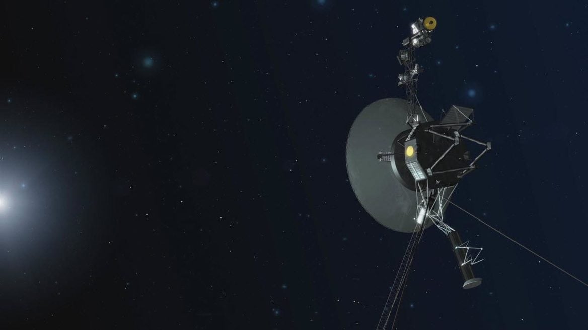 NASA продолжает получать сигналы от «Вояджера-1» — он летит уже 45 лет. Правда иногда ломается