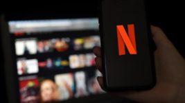 Netflix обрушилась на 35% — крупнейшее падение с 2004 года. Плюс ещё минус 40% за год накануне