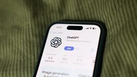 Рост ChatGPT упершыню запаволіўся: эфект навізны вычарпаўся Рост ChatGPT упершыню запаволіўся: эфект навізны вычарпаўся