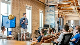 Гендир Airbnb говорит, что времена классических менеджеров, управляющих людьми, — всё