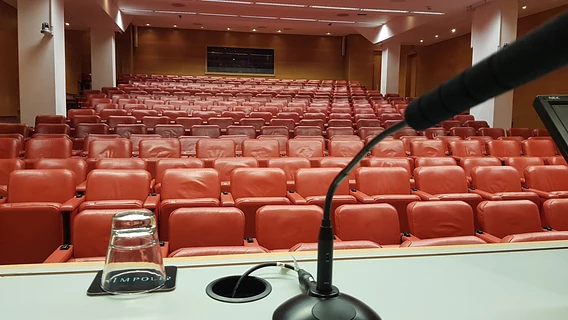 «Слушать TED и жевать камушки»: где на самом деле учатся публичным выступлениям