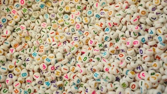 «Грустно, когда тебя считают дебилом». Как живут айтишники (и их дети) с дислексией