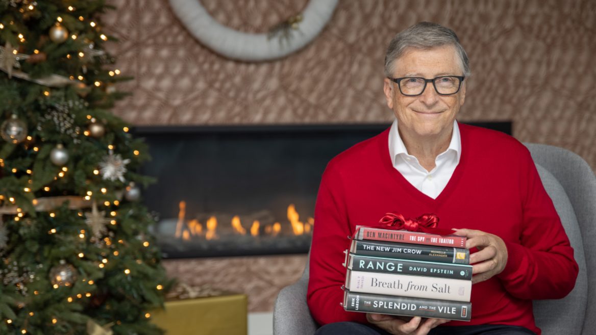 «5 хороших книг для паршивого года»: Билл Гейтс посоветовал, что почитать этой зимой
