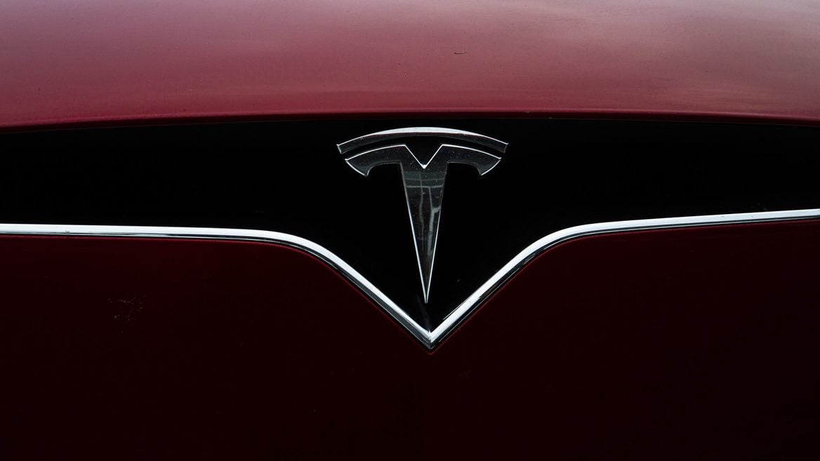 Знак теслы на машине. Тесла логотип. Тесла знак на машине. Tesla в Китае. Тесла значок автомобиля нос котика.