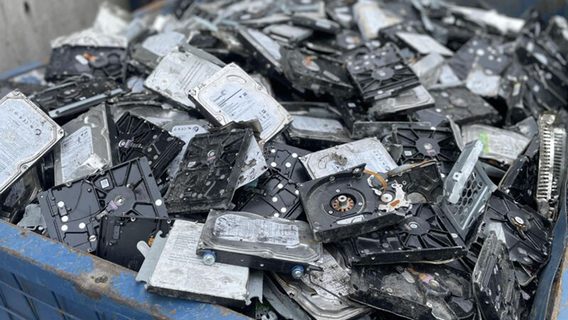 Техкомпании уничтожают миллионы тонн HDD и SSD из-за страха утечки данных