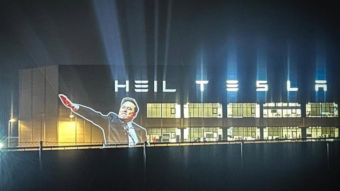 Активисты показали на берлинском заводе Tesla зигующего Маска. Полиция назвала это фейком