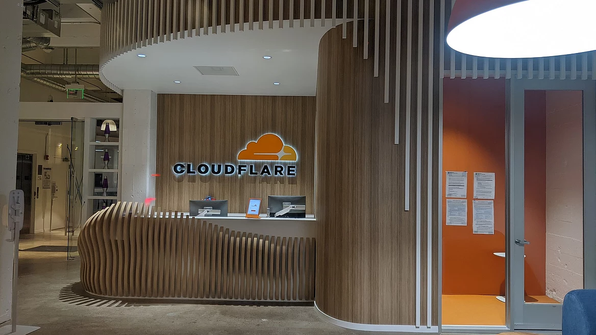 Cloudflare сокращает 20% штата из-за ИИ. Акции рухнули на столько же несмотря на сильный отчёт