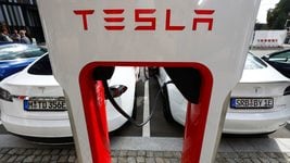 Из-за бага заправки Tesla бесплатно заряжают любые электрокары в Европе