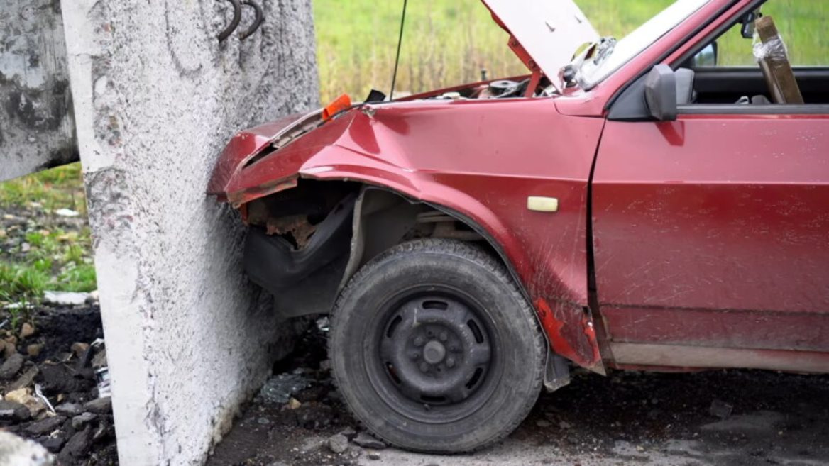 Российский блогер разбил машину чтобы проверить функцию оповещения iPhone 14 об аварии. Она не сработала