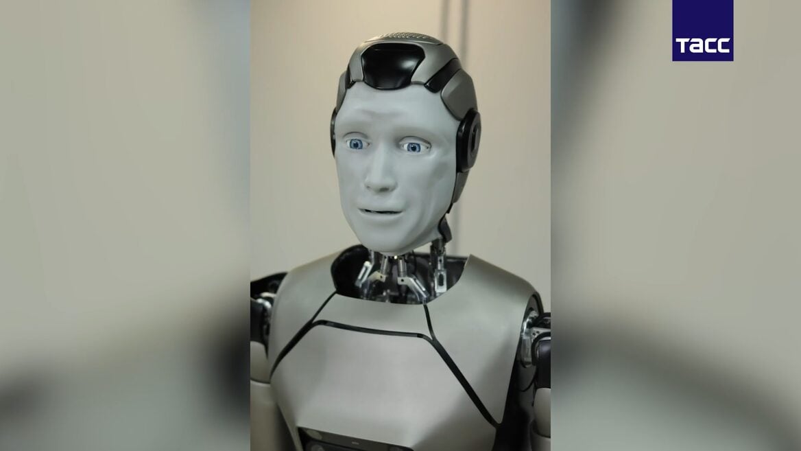 Первый российский ИИ-робот дебютировал лицом в пол