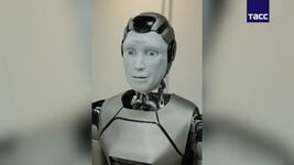 Первый российский ИИ-робот дебютировал лицом в пол