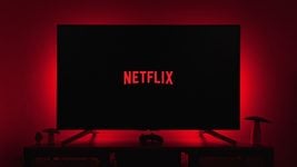 Netflix отменяет пользователям базовый тариф и заставляет платить больше
