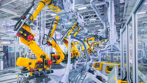В 2021 году Китай установил столько же промышленных роботов, сколько весь остальной мир