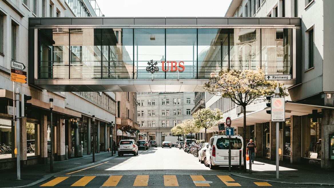 «Новую работу найти непросто». Релоканта увольняют из UBS (минус 1200 человек только в Польше) 