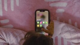 У Беларусі хочуць зрабіць спецыяльныя SIM-карткі для «дзяржаўнага кантролю за знаходжаннем дзяцей у інтэрнэце» У Беларусі хочуць зрабіць спецыяльныя SIM-карткі для «дзяржаўнага кантролю за знаходжаннем дзяцей у інтэрнэце»