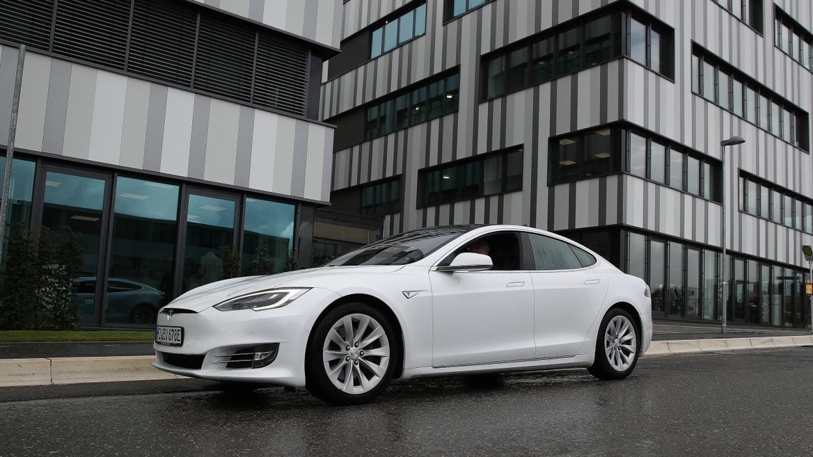 Водители Tesla теперь могут что угодно орать на прохожих как в мегафон 