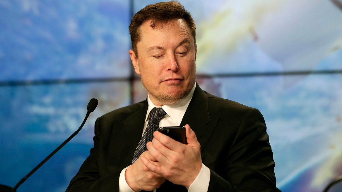 Маск предложил пользователям решить продавать ли его акции Tesla на $21 млрд. Пользователи: продавай