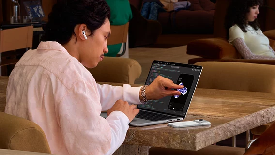 Apple впервые сделала MacBook сенсорным. Ещё вернула светящееся яблоко