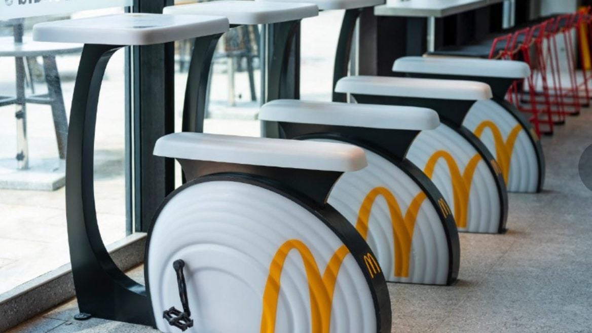 Китайский McDonalds поставил велотренажёры вместо стульев… чтобы посетители могли подзаряжать смартфоны пока жуют