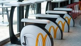 Китайский McDonald's поставил велотренажёры вместо стульев… чтобы посетители могли подзаряжать смартфоны, пока жуют