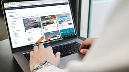 «Ну что, как дела?» Ноутбук «заговорил» с минчанином, когда тот лежал на диване