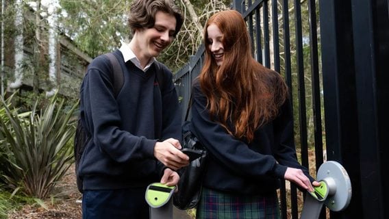 Австралийская школа запретила старшеклассникам пользоваться телефонами. Как поменялось поведение детей