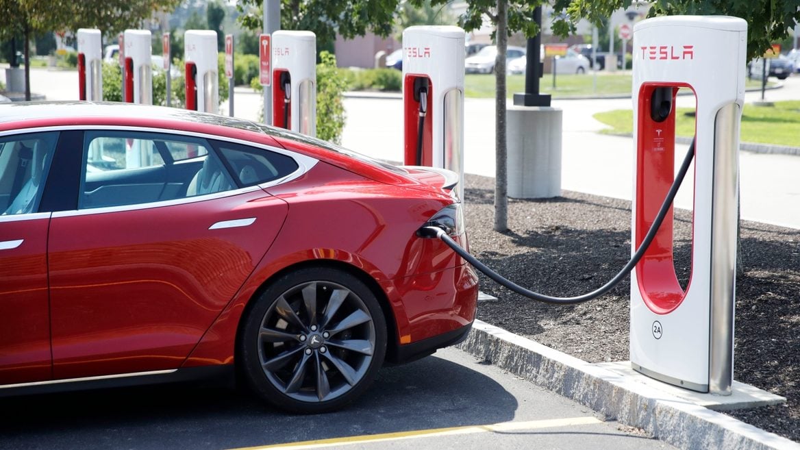 Владельцы Tesla и других электромобилей перепродают их на фоне дефицита наваривают тысячи долларов