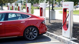 Владельцы Tesla и других электромобилей перепродают их на фоне дефицита, наваривают тысячи долларов
