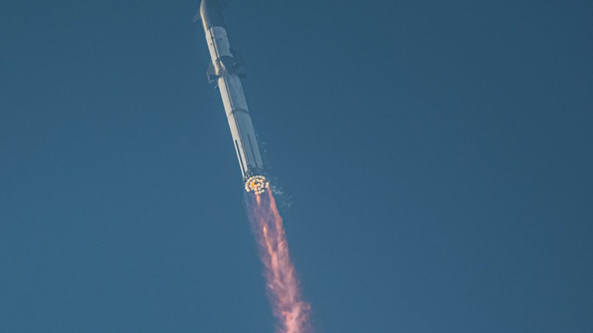 SpaceX прекратила полет Starship из-за проблем с двигателем