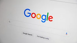 Нам повезёт? Google тестирует главную страницу без классической кнопки поиска — но с кучей ИИ