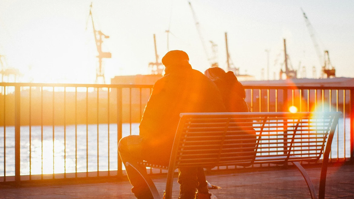 «Рано или поздно по ТВ скажут правду. Но её не все переживут». Почему рвётся связь с родителями — две истории