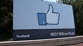 Не только соцсеть: в каких подразделениях Facebook больше всего вакансий? (инфографика) 