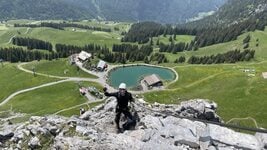 «Прыязджаеш без офера — будзе цяжка». Сеньёр працуе ў швейцарскім банку. Вось як да гэтага ішоў