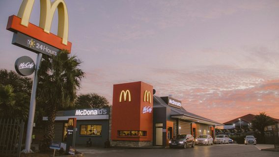 McDonald's отказался от заказов с помощью ИИ после факапов
