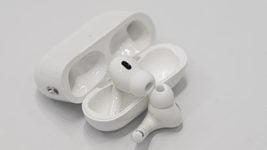 Индийские разработчики взломали AirPods, чтобы помочь бабушкам со слуховыми аппаратами