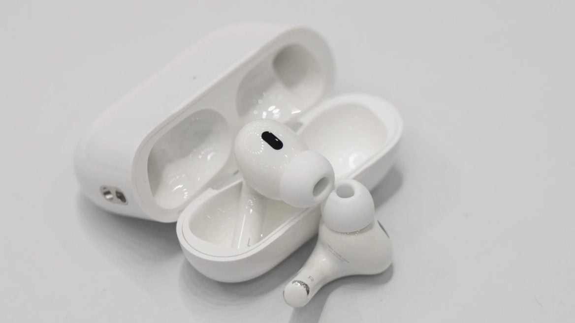 Индийские разработчики взломали AirPods чтобы помочь бабушкам со слуховыми аппаратами